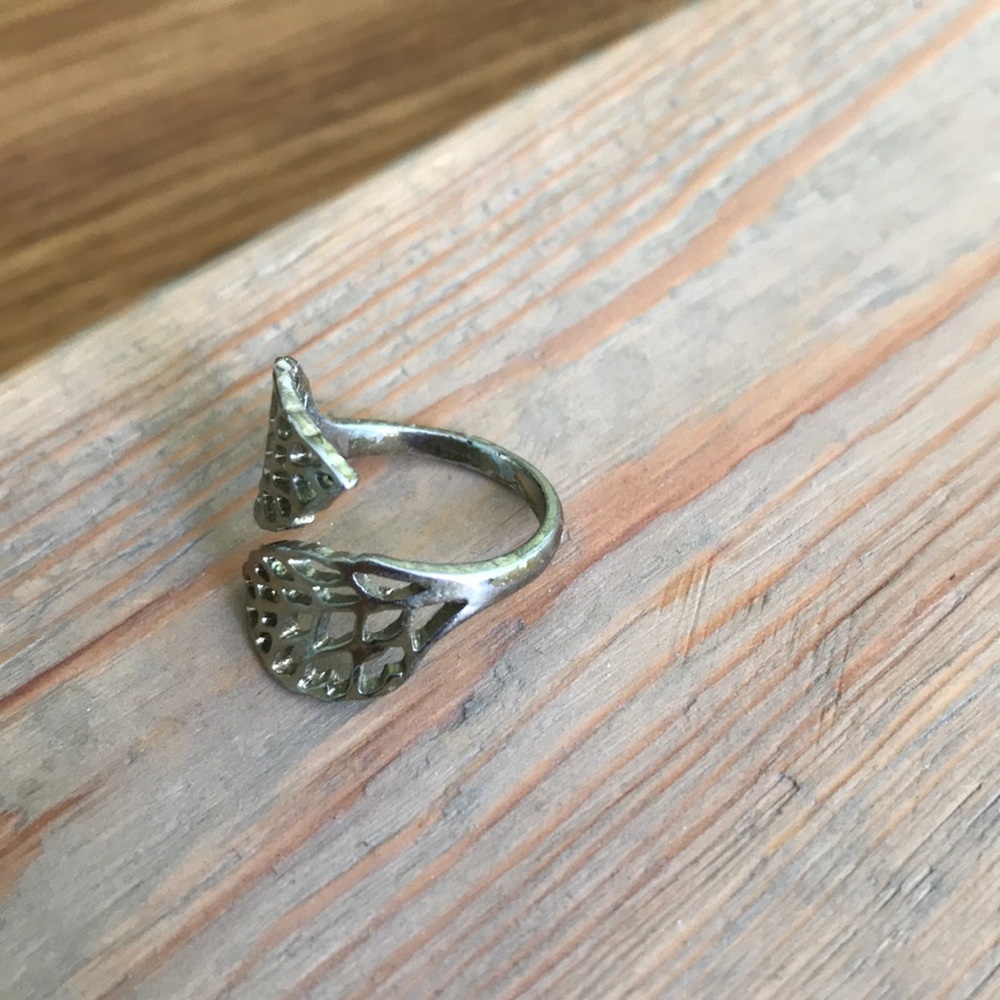 3/$15 Gold metal leaf ring - Picture 2 of 3